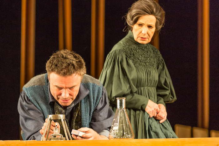 Pāvels Fjodorovičs Protasovs – Juris Žagars, Antonovna – Lidija Pupure // Foto – Gunārs Janaitis